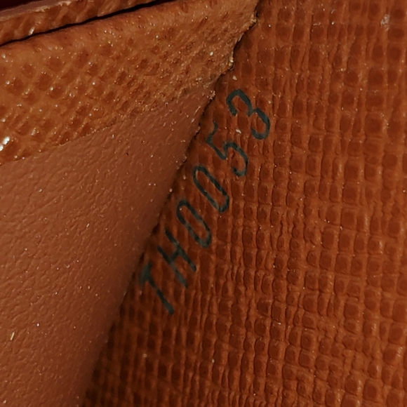Louis Vuitton Monogram Zippy Wallet - Picture 16 of 16